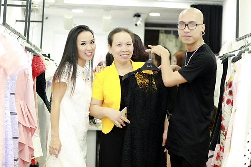 Á hậu tú anh đẹp ngất ngây với váy ren amy