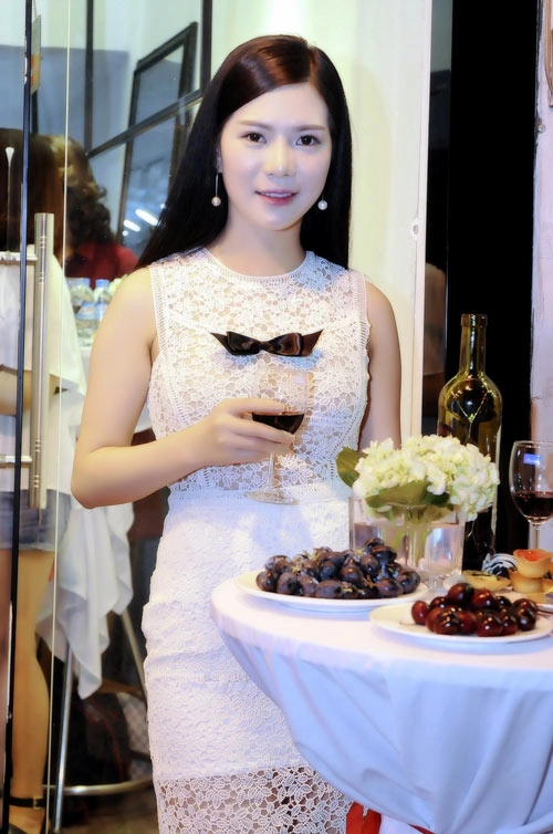 Á hậu tú anh đẹp ngất ngây với váy ren amy