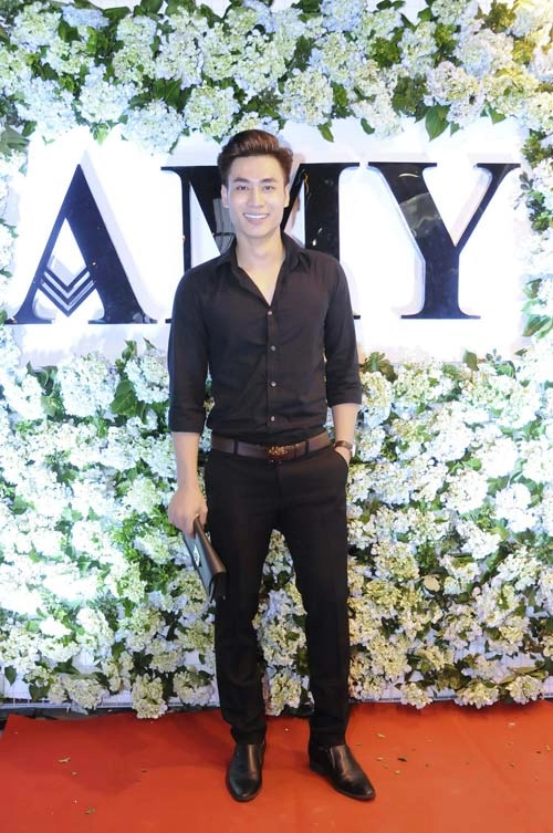 Á hậu tú anh đẹp ngất ngây với váy ren amy