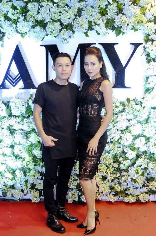 Á hậu tú anh đẹp ngất ngây với váy ren amy