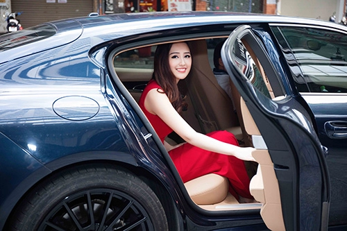 Mai phương thúy thay 2 váy gợi cảm chạy sô