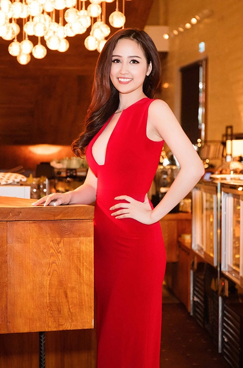 Mai phương thúy thay 2 váy gợi cảm chạy sô