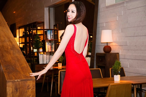 Mai phương thúy thay 2 váy gợi cảm chạy sô