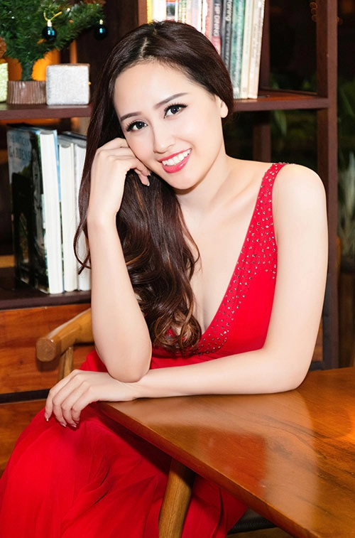 Mai phương thúy thay 2 váy gợi cảm chạy sô