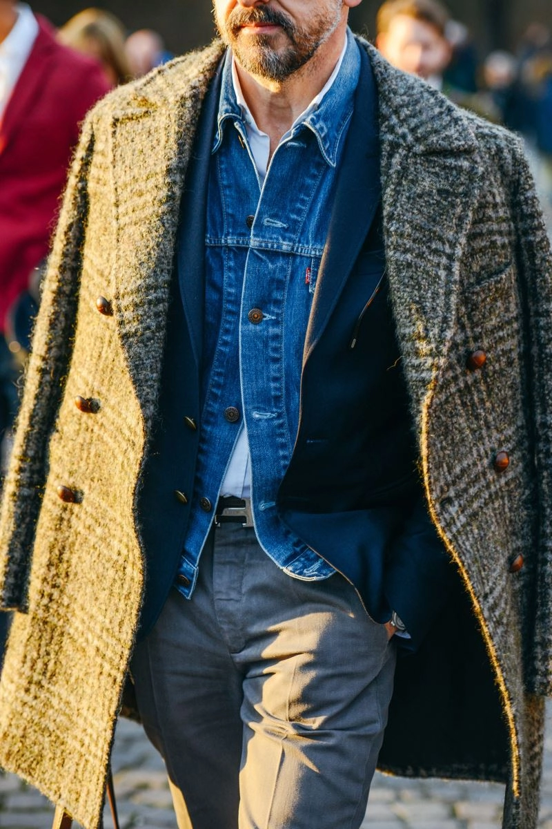 Mix áo denim cùng áo khoác