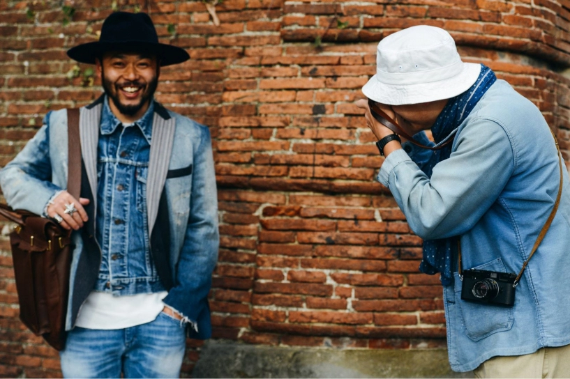 Mix áo denim cùng áo khoác
