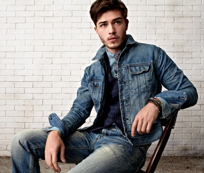 Mix áo denim cùng áo khoác