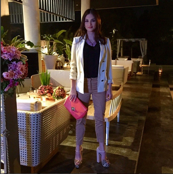 Váy áo thường ngày đẹp miễn chê của hoa hậu hoàn vũ 2015