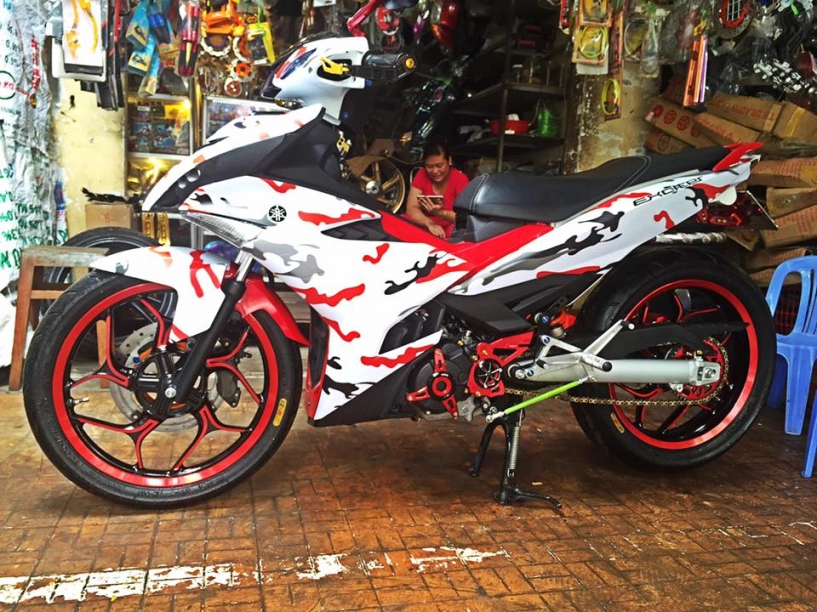 Exciter 150 độ đầy phong cách trong bộ cánh camo đỏ