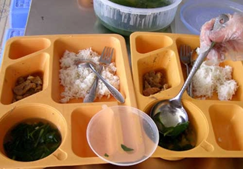 Bữa cơm của trẻ tiểu học việt nam và nhật đối lập đến chạnh lòng
