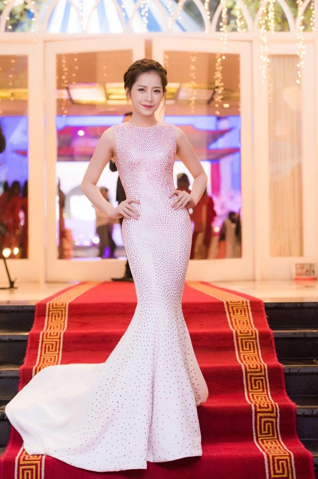 Đâu cần chân dài miên man 4 sao việt này mặc gì cũng đẹp