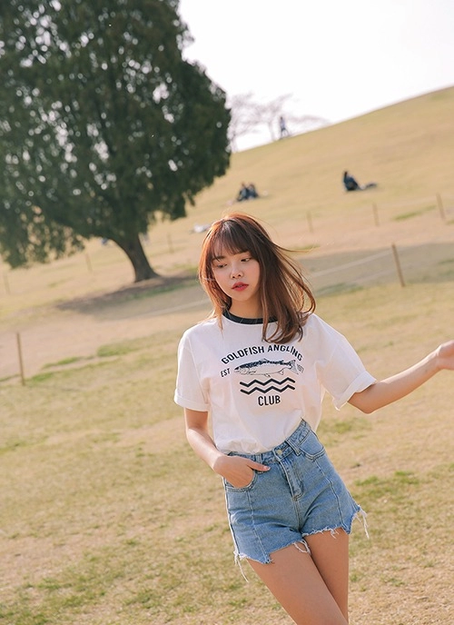 Đón hè thỏa sức khoe eo thon với soóc jeans cạp cao
