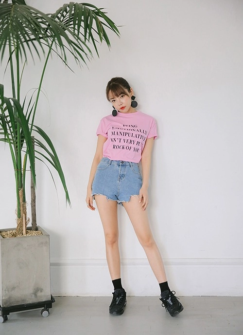 Đón hè thỏa sức khoe eo thon với soóc jeans cạp cao