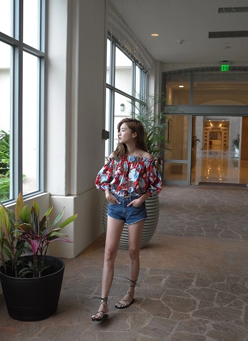 Đón hè thỏa sức khoe eo thon với soóc jeans cạp cao