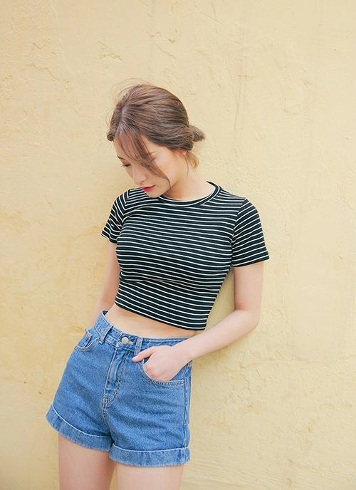 Đón hè thỏa sức khoe eo thon với soóc jeans cạp cao