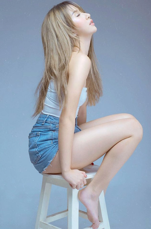 Đón hè thỏa sức khoe eo thon với soóc jeans cạp cao