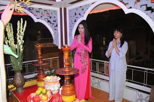 Thủy tiên diện áo dài lên chùa cùng mẹ và ông xã