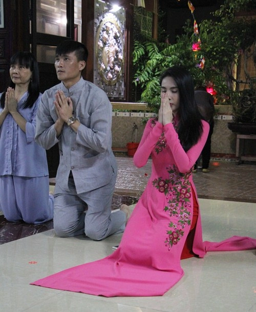 Thủy tiên diện áo dài lên chùa cùng mẹ và ông xã