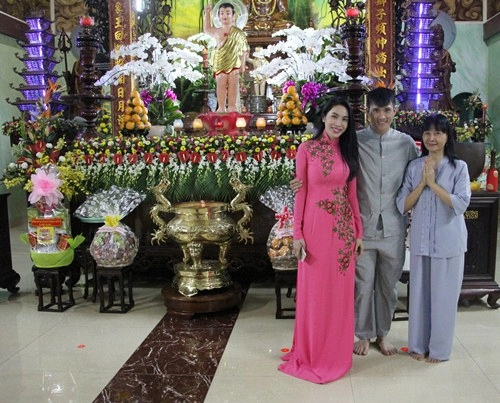 Thủy tiên diện áo dài lên chùa cùng mẹ và ông xã