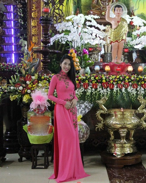 Thủy tiên diện áo dài lên chùa cùng mẹ và ông xã