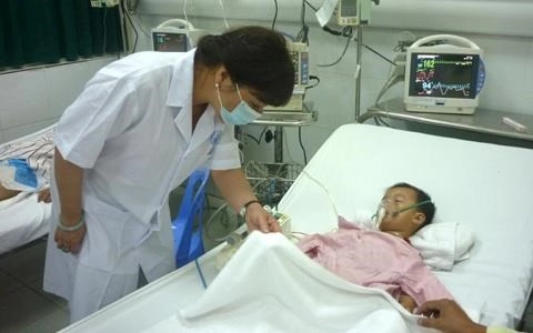 Trẻ sốt cao kèm đau đầu nên nghĩ đến viêm não cấp