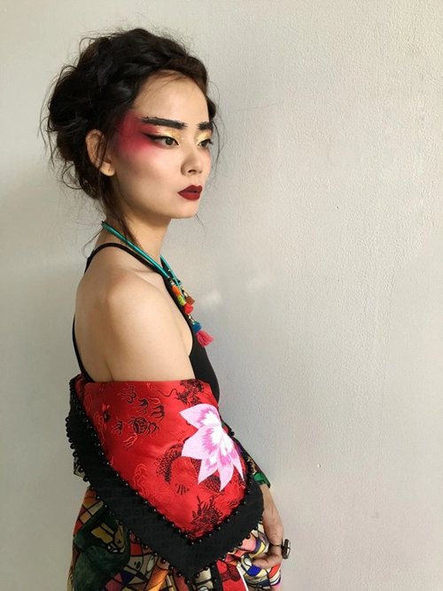 Tùng châu - tay chơi màu sắc nổi bật trong giới trang điểm