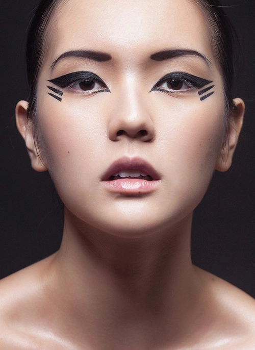Tùng châu - tay chơi màu sắc nổi bật trong giới trang điểm