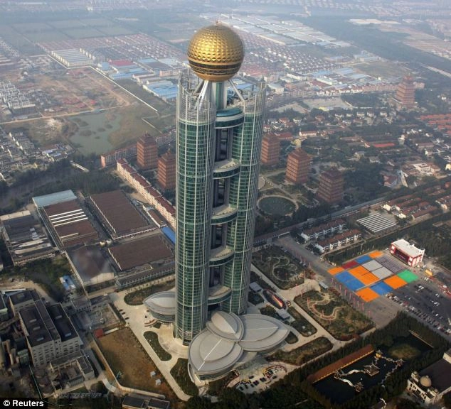 Choáng váng làng 2000 người sở hữu biệt thự siêu xe
