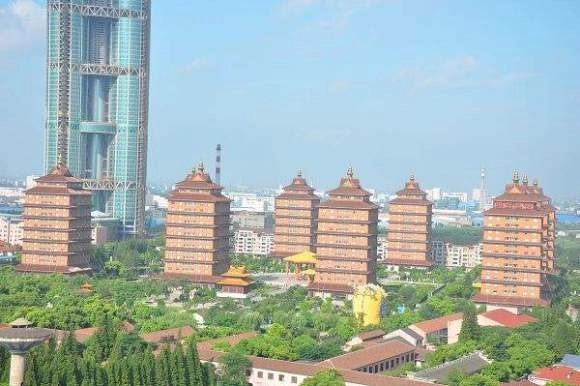 Choáng váng làng 2000 người sở hữu biệt thự siêu xe