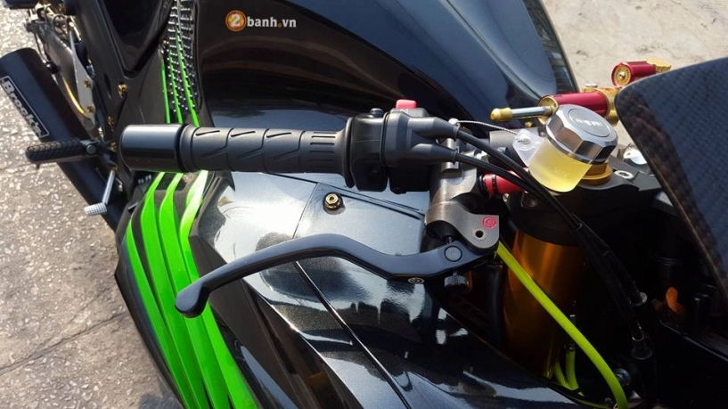 Kawasaki zx-14r độ chất lừ bên cạnh đồ chơi hàng hiệu