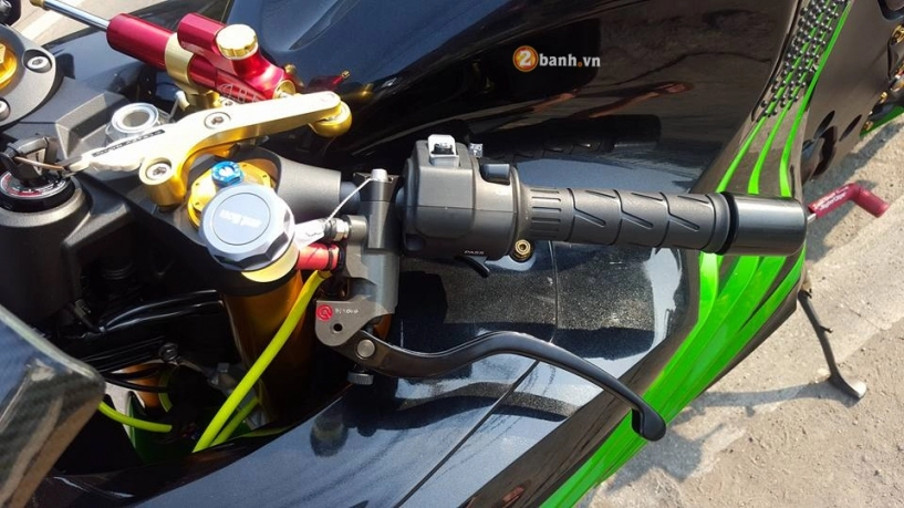 Kawasaki zx-14r độ chất lừ bên cạnh đồ chơi hàng hiệu