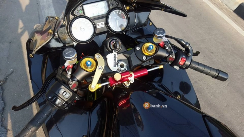 Kawasaki zx-14r độ chất lừ bên cạnh đồ chơi hàng hiệu