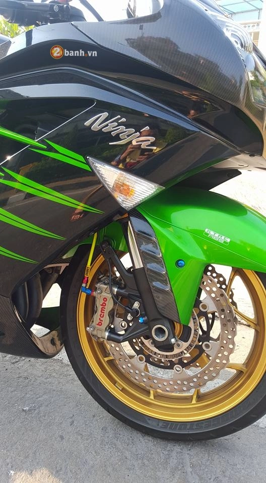 Kawasaki zx-14r độ chất lừ bên cạnh đồ chơi hàng hiệu