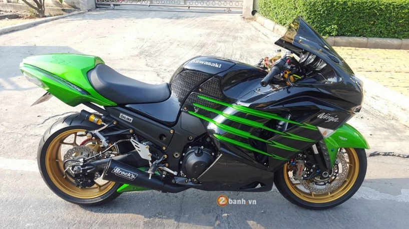 Kawasaki zx-14r độ chất lừ bên cạnh đồ chơi hàng hiệu