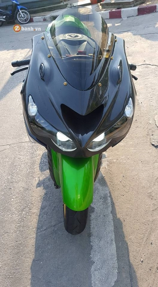 Kawasaki zx-14r độ chất lừ bên cạnh đồ chơi hàng hiệu