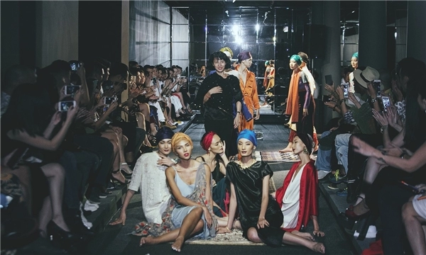 Khán giả trố mắt khi người mẫu nam giả nữ trình diễn catwalk