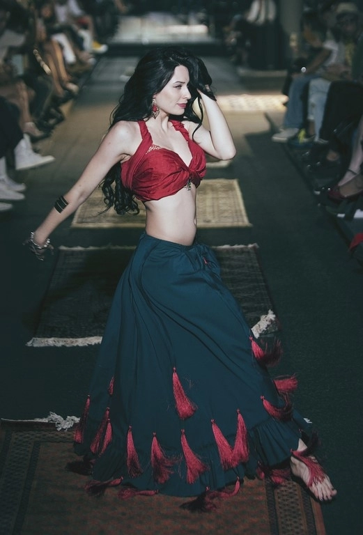 Khán giả trố mắt khi người mẫu nam giả nữ trình diễn catwalk