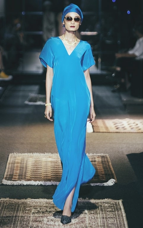 Khán giả trố mắt khi người mẫu nam giả nữ trình diễn catwalk