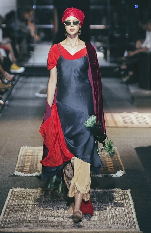 Khán giả trố mắt khi người mẫu nam giả nữ trình diễn catwalk