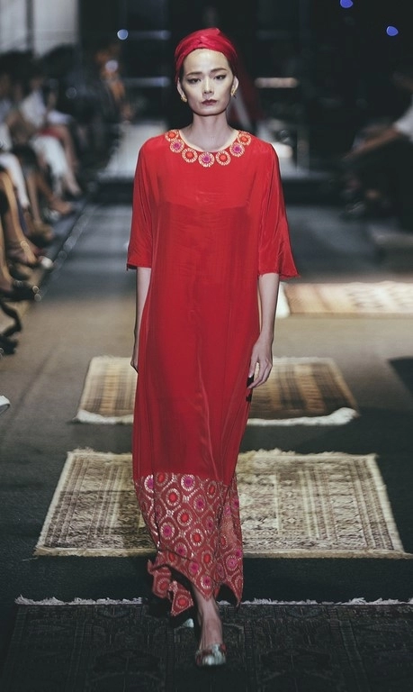 Khán giả trố mắt khi người mẫu nam giả nữ trình diễn catwalk