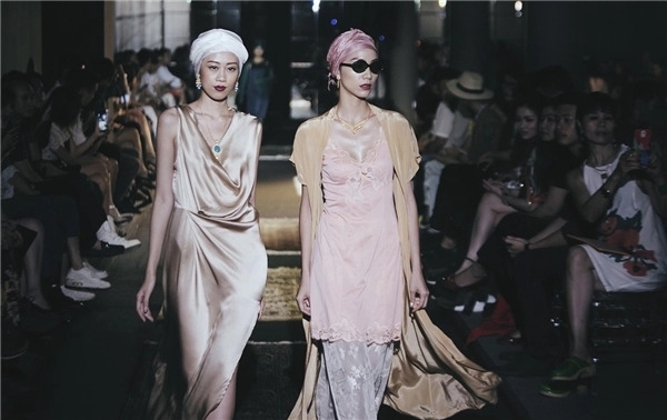 Khán giả trố mắt khi người mẫu nam giả nữ trình diễn catwalk