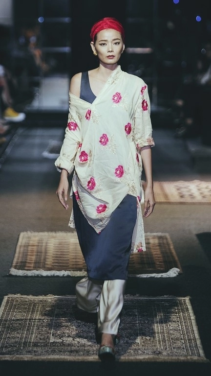 Khán giả trố mắt khi người mẫu nam giả nữ trình diễn catwalk