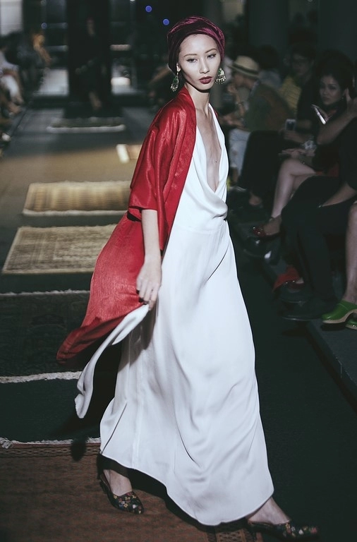 Khán giả trố mắt khi người mẫu nam giả nữ trình diễn catwalk