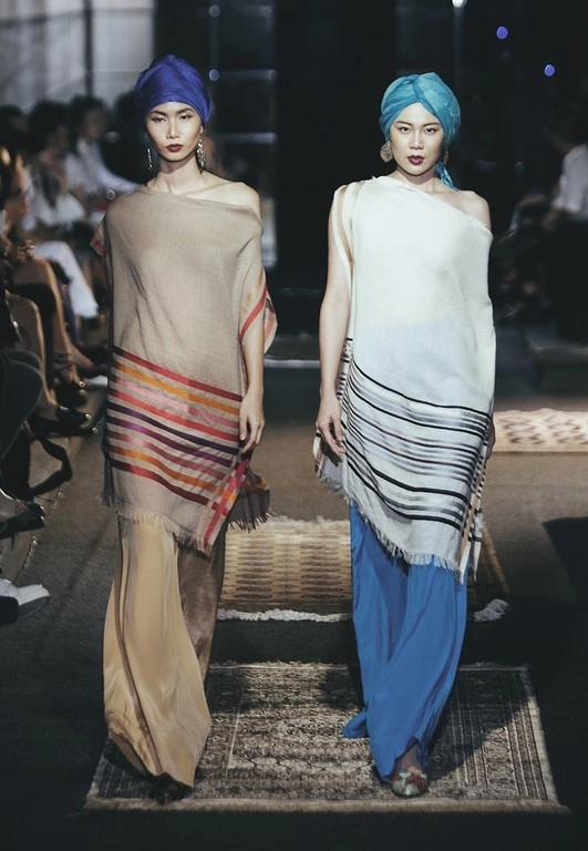 Khán giả trố mắt khi người mẫu nam giả nữ trình diễn catwalk