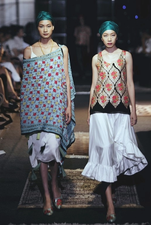 Khán giả trố mắt khi người mẫu nam giả nữ trình diễn catwalk