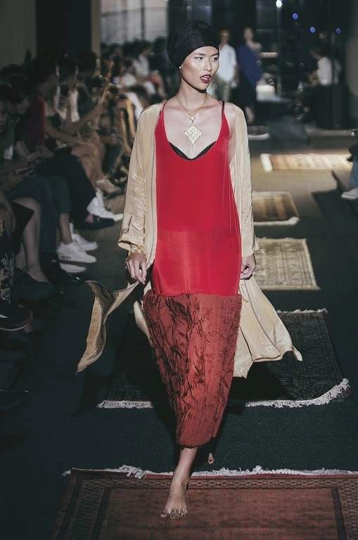 Khán giả trố mắt khi người mẫu nam giả nữ trình diễn catwalk