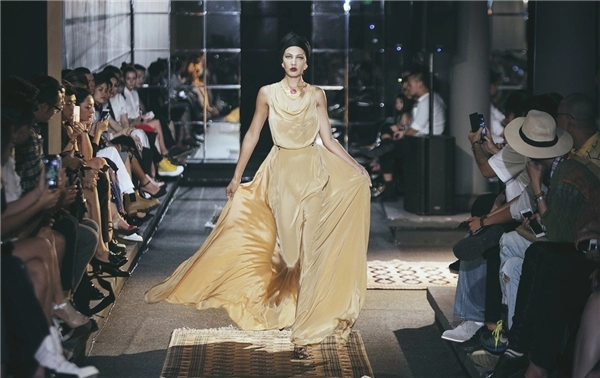 Khán giả trố mắt khi người mẫu nam giả nữ trình diễn catwalk