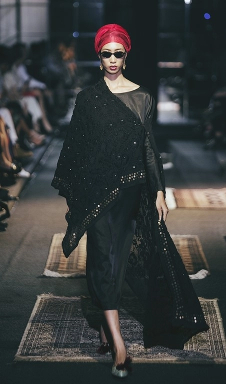 Khán giả trố mắt khi người mẫu nam giả nữ trình diễn catwalk
