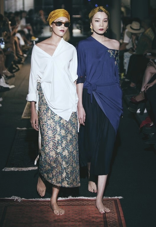 Khán giả trố mắt khi người mẫu nam giả nữ trình diễn catwalk