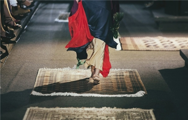 Khán giả trố mắt khi người mẫu nam giả nữ trình diễn catwalk